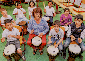 Flüchtlingskinder in Witten lernen das Trommeln